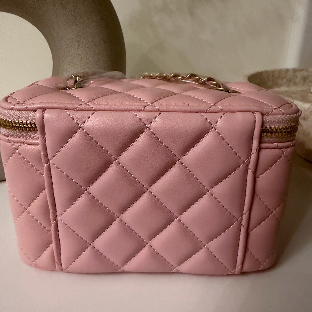 Pink Quilted Vanity Case with Gold-Tone Hardware nib - Picture 2 of 2